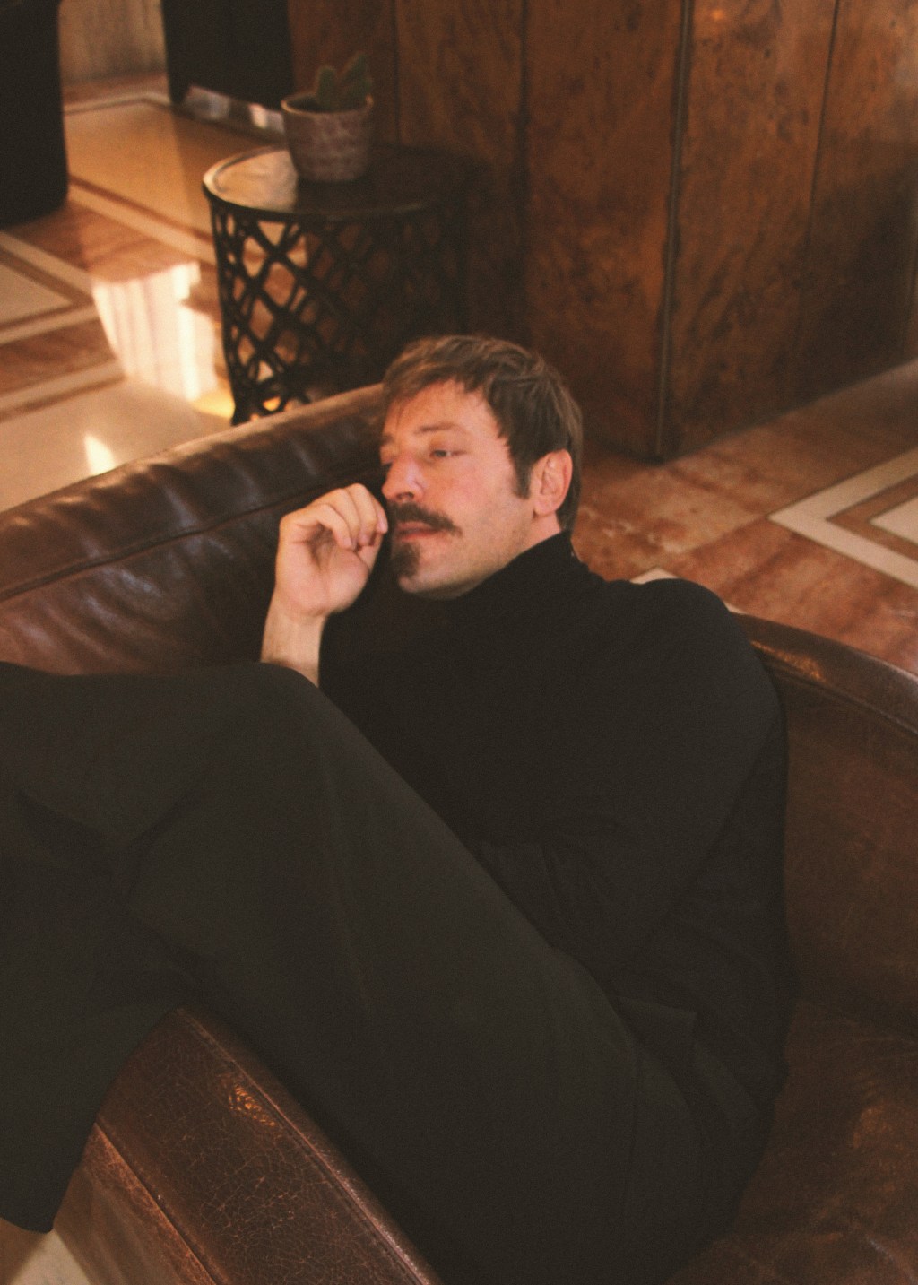 Ο Μιχάλης Συριόπουλος πιστεύει πως η μαγεία της τέχνης βρίσκεται στην πολυφωνία και στα ανοιχτά&nbsp;μυαλά.