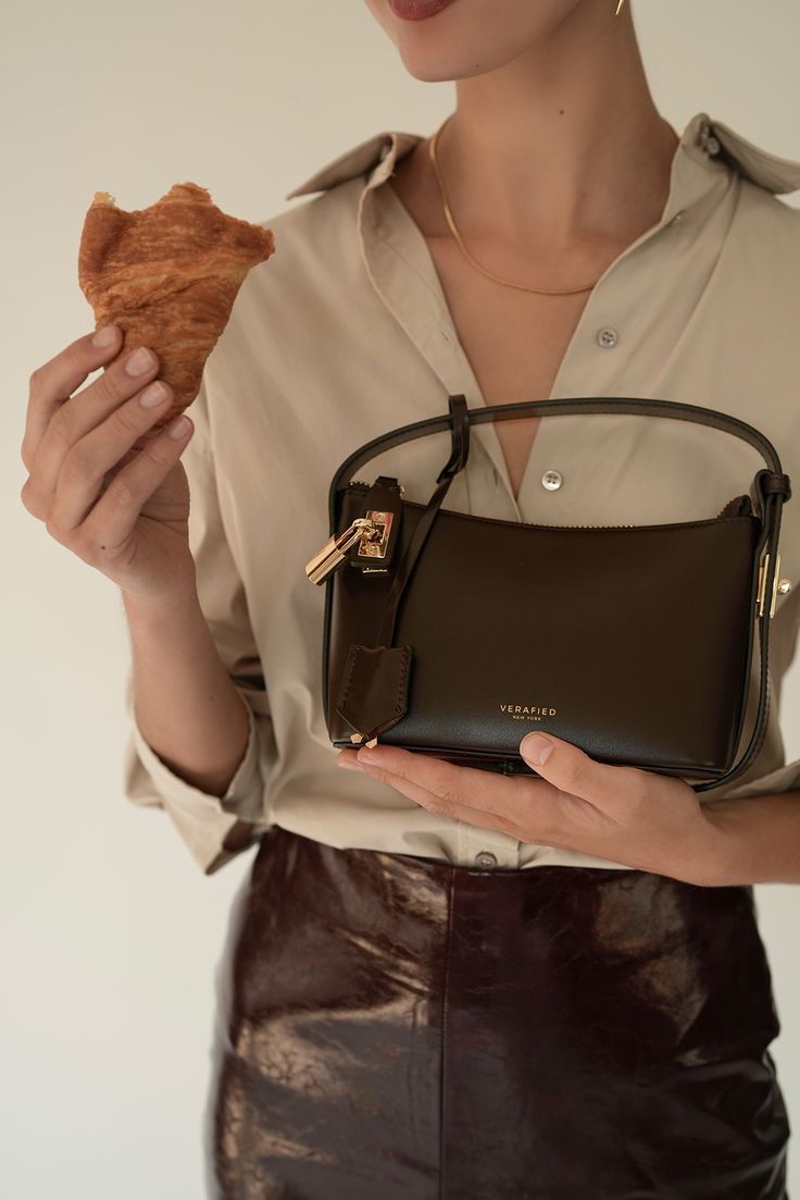 Το Brown Chocolate γίνεται μια από τις ανερχόμενες τάσεις στις τσάντες για την Άνοιξη του&nbsp;2025.