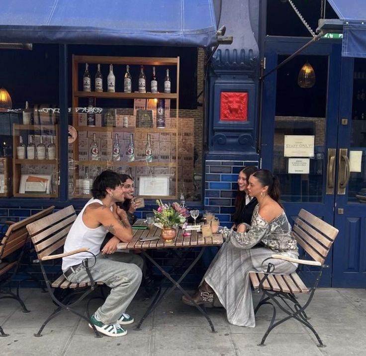 Πώς να δημιουργήσεις, αλλά και να διατηρήσεις φιλίες μετά τα&nbsp;20;