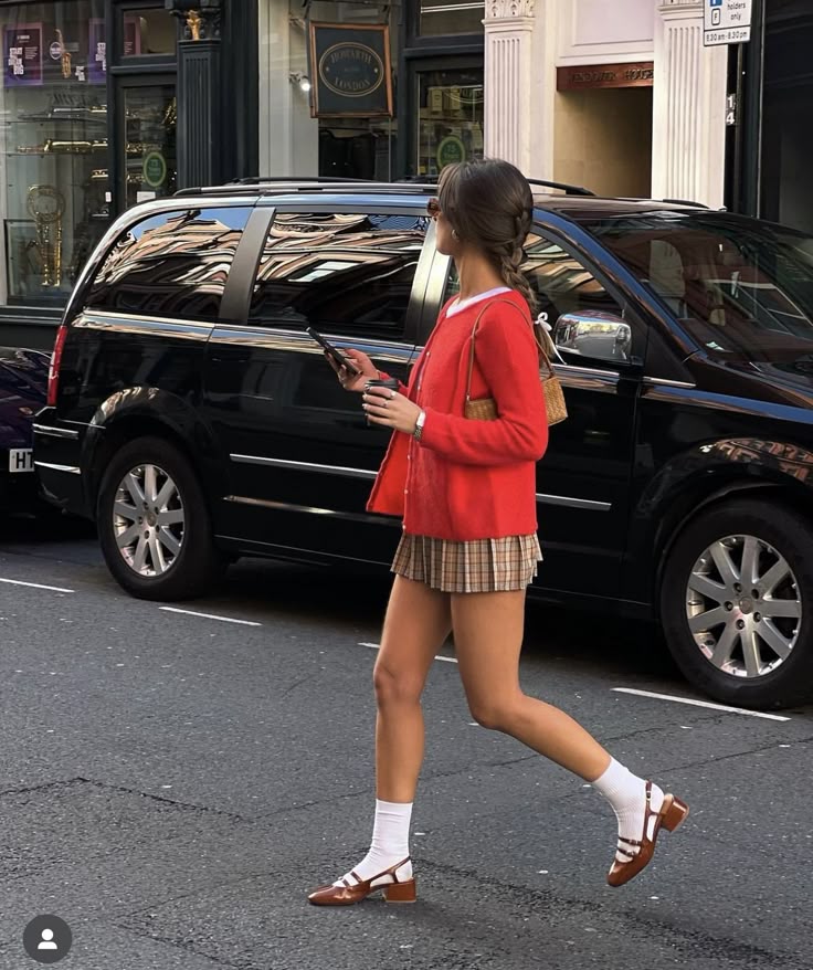 Το trick των Γαλλίδων για να δείχνουν απροσδόκητα κομψές, είναι το “απροσδόκητο κόκκινο”.